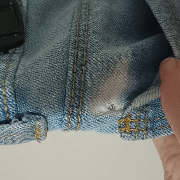 Levi shorts with factory  holes - Picture 4 of 4